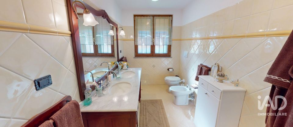 Casale 10 locali di 236 m² in Bargagli (16021)