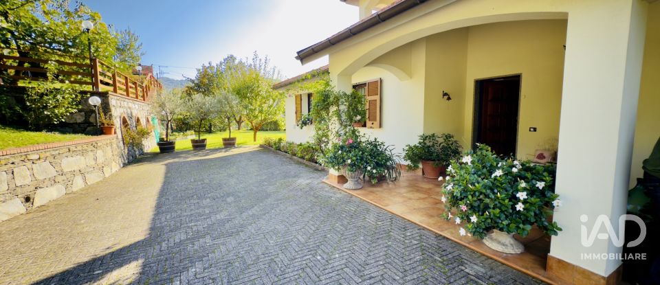 Casale 10 locali di 236 m² in Bargagli (16021)