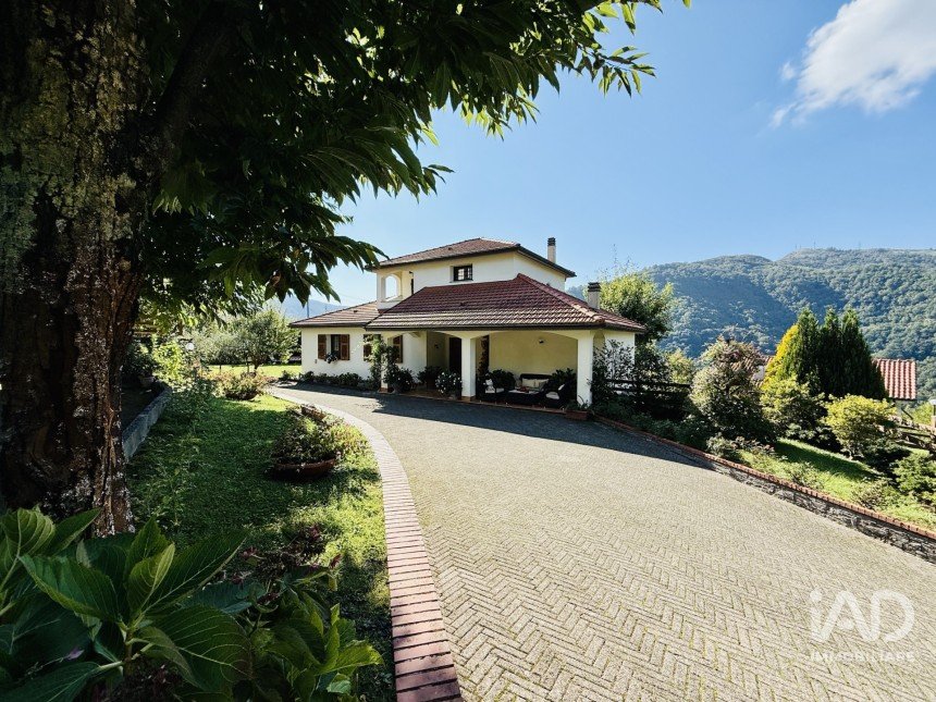 Casale 9 locali di 246 m² in Bargagli (16021)