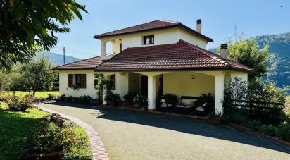 Casale 9 locali di 246 m² in Bargagli (16021)