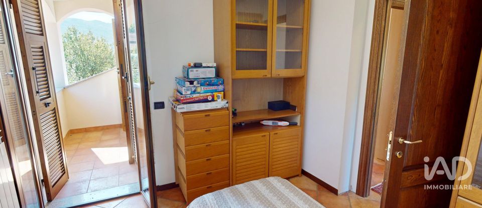 Casale 9 locali di 246 m² in Bargagli (16021)