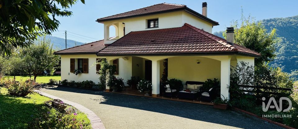 Casale 9 locali di 246 m² in Bargagli (16021)