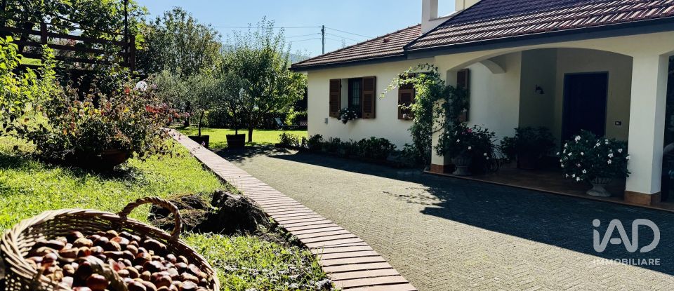 Casale 9 locali di 246 m² in Bargagli (16021)