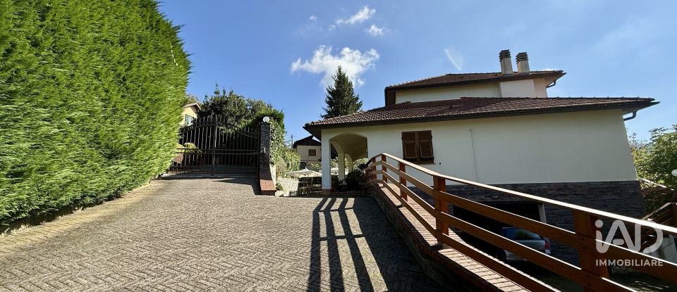 Casale 9 locali di 246 m² in Bargagli (16021)
