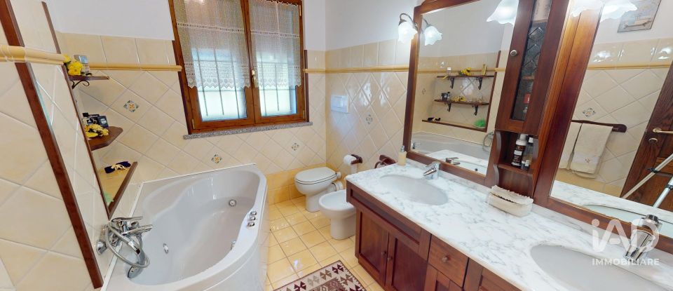 Casale 9 locali di 246 m² in Bargagli (16021)