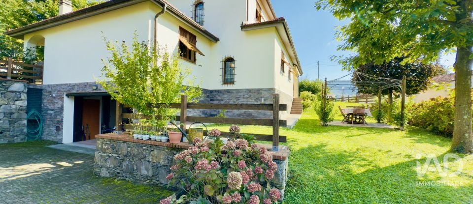 Casale 9 locali di 246 m² in Bargagli (16021)
