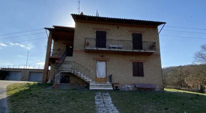 Casa indipendente / Villa 9 locali di 300 m² in Casole d'Elsa (53031)