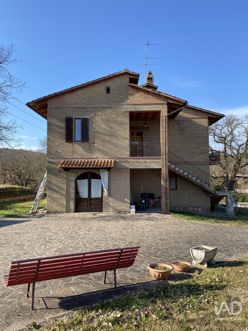 House 9 rooms of 300 m² in Casole d'Elsa (53031)
