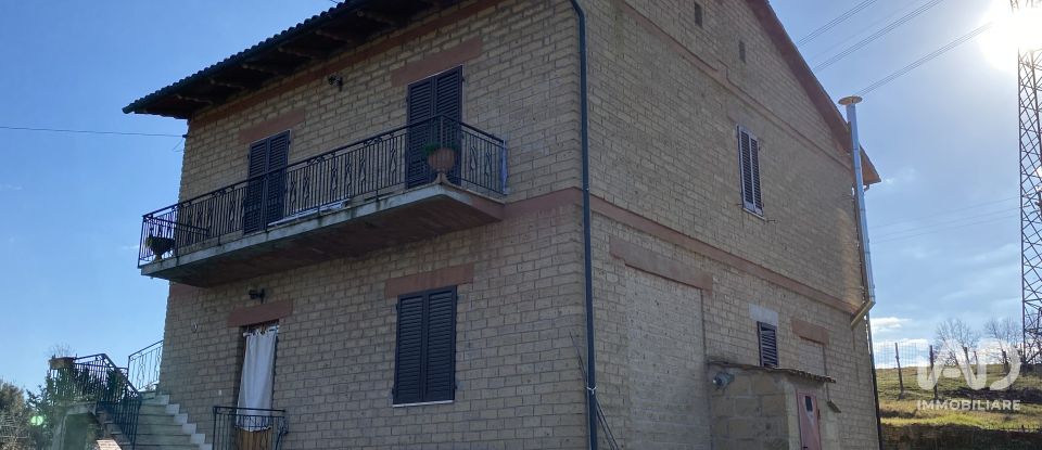 House 9 rooms of 300 m² in Casole d'Elsa (53031)