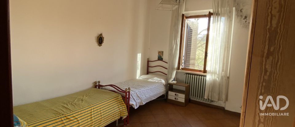 House 9 rooms of 300 m² in Casole d'Elsa (53031)