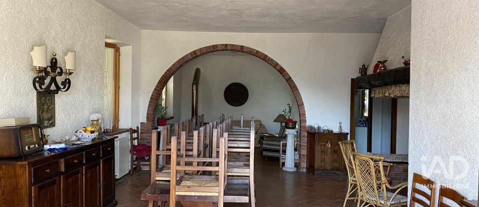 House 9 rooms of 300 m² in Casole d'Elsa (53031)