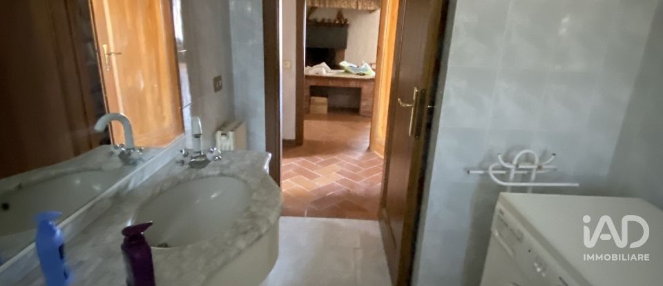 House 9 rooms of 300 m² in Casole d'Elsa (53031)