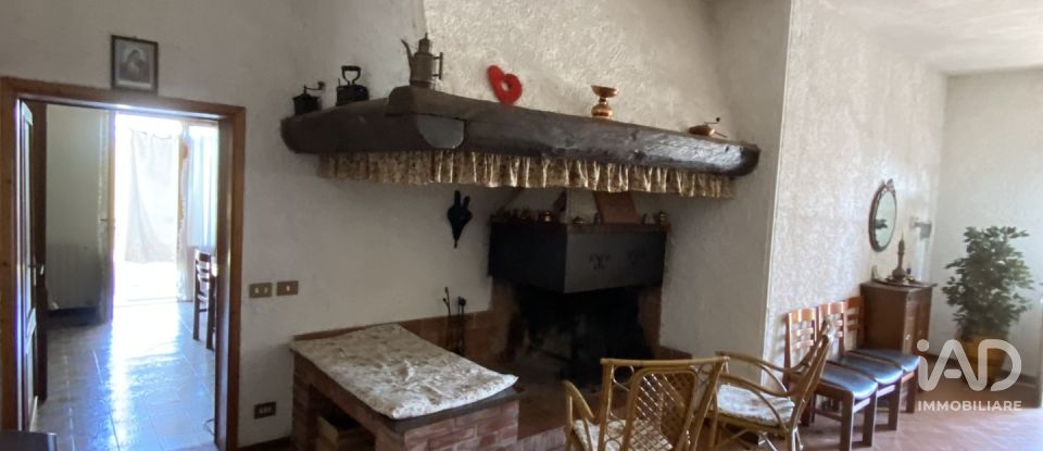 House 9 rooms of 300 m² in Casole d'Elsa (53031)