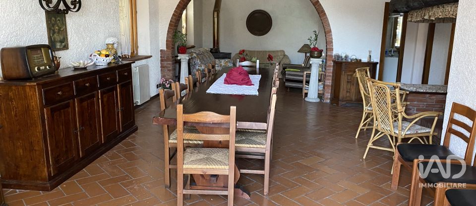 House 9 rooms of 300 m² in Casole d'Elsa (53031)