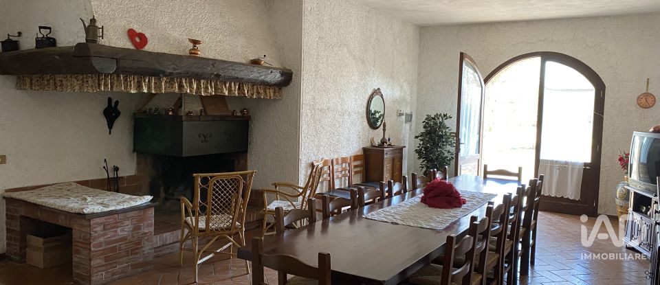House 9 rooms of 300 m² in Casole d'Elsa (53031)