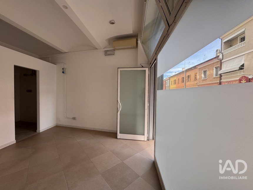 Shop / premises commercial of 50 m² in Pesaro (61122)