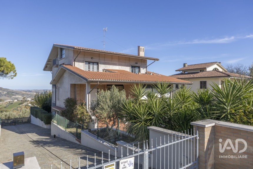 Villa Bifamiliare 13 locali di 300 m² in Cupramontana (60034)