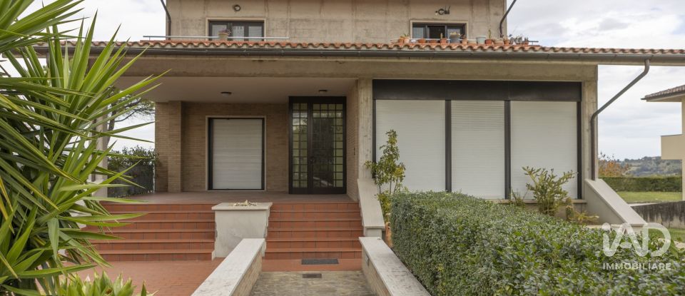 Villa Bifamiliare 13 locali di 300 m² in Cupramontana (60034)