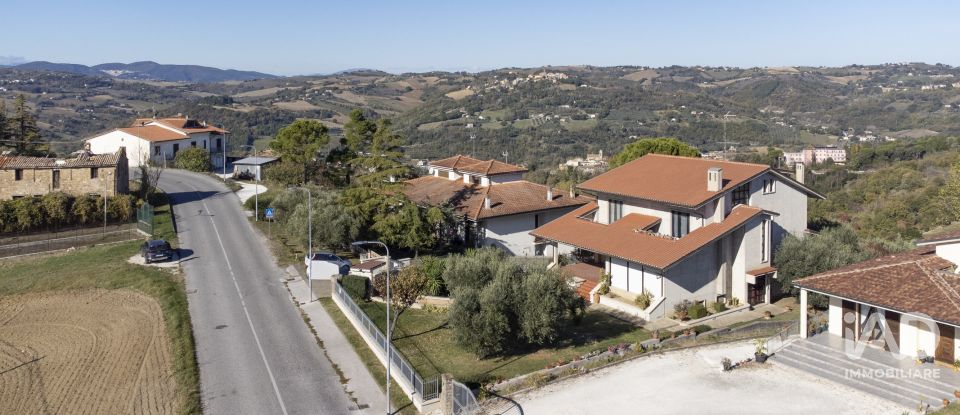 Villa Bifamiliare 13 locali di 300 m² in Cupramontana (60034)