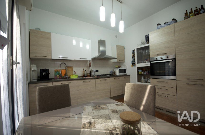 Apartment 6 rooms of 100 m² in Genova (16141)