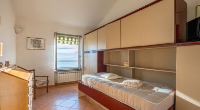Casa indipendente / Villa 6 locali di 170 m² in Genova (16167)