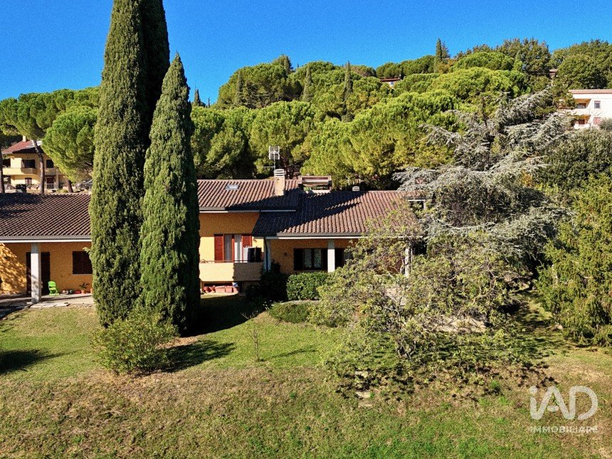 Villa Bifamiliare 12 locali di 375 m² in Perugia (06135)