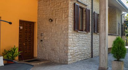 Villa Bifamiliare 12 locali di 375 m² in Perugia (06135)