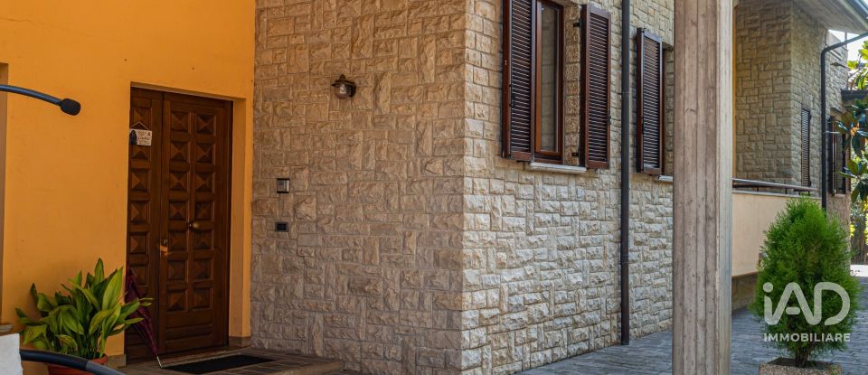 Villa Bifamiliare 12 locali di 375 m² in Perugia (06135)