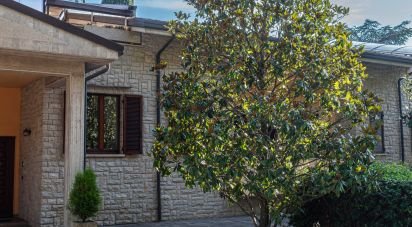 Villa Bifamiliare 12 locali di 375 m² in Perugia (06135)