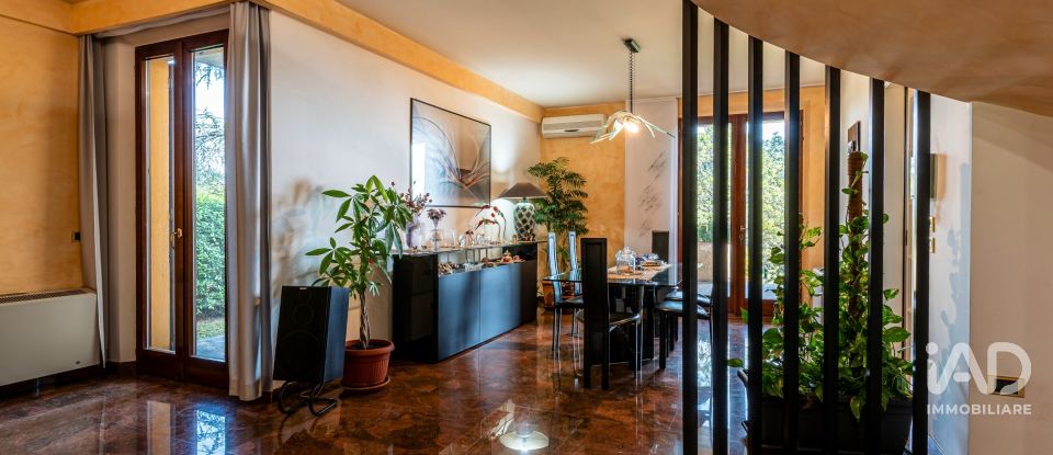 Villa Bifamiliare 12 locali di 375 m² in Perugia (06135)