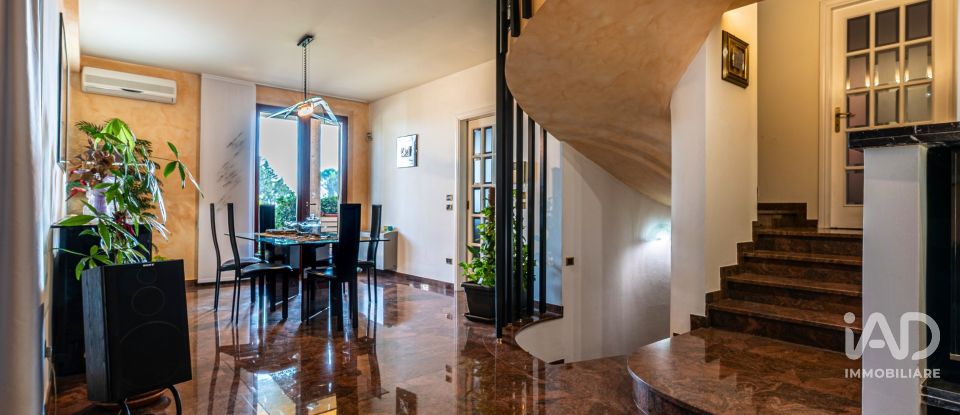 Villa Bifamiliare 12 locali di 375 m² in Perugia (06135)