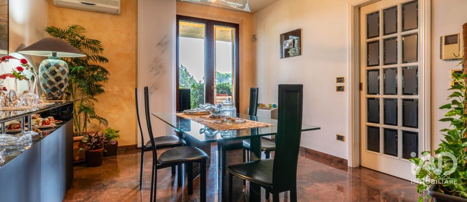 Villa Bifamiliare 12 locali di 375 m² in Perugia (06135)