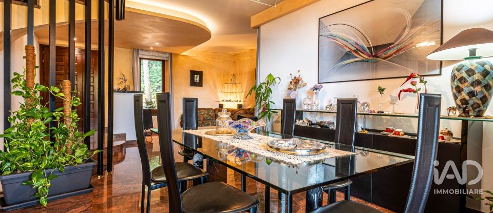 Villa Bifamiliare 12 locali di 375 m² in Perugia (06135)