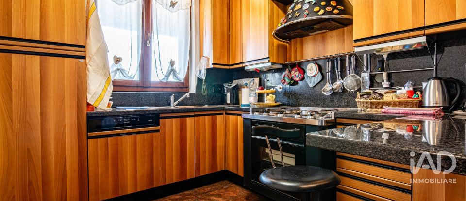 Villa Bifamiliare 12 locali di 375 m² in Perugia (06135)