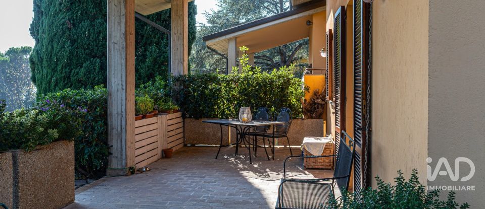 Villa Bifamiliare 12 locali di 375 m² in Perugia (06135)