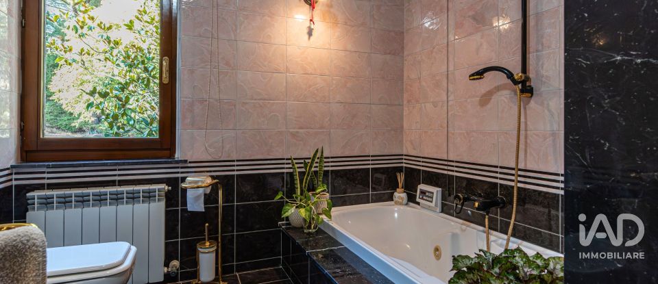 Villa Bifamiliare 12 locali di 375 m² in Perugia (06135)