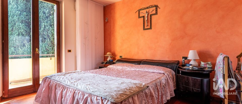 Villa Bifamiliare 12 locali di 375 m² in Perugia (06135)