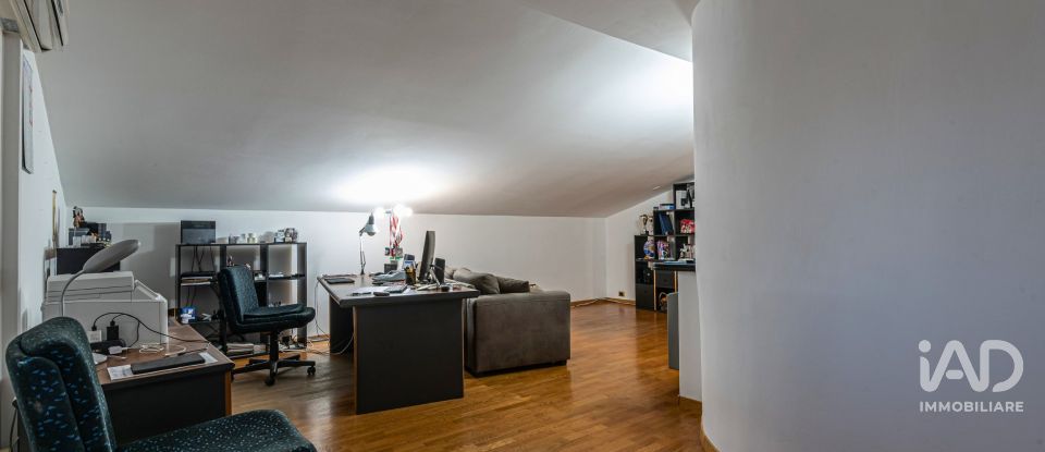 Villa Bifamiliare 12 locali di 375 m² in Perugia (06135)