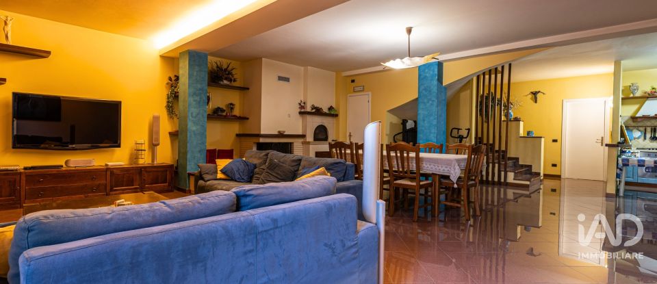 Villa Bifamiliare 12 locali di 375 m² in Perugia (06135)