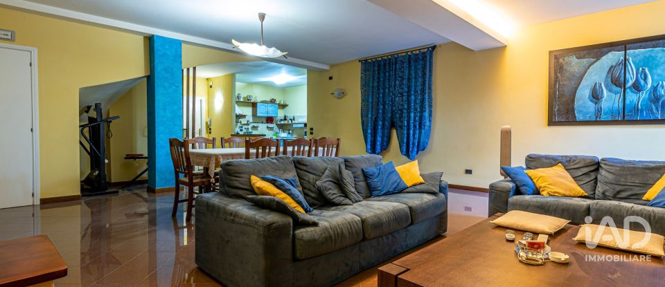 Villa Bifamiliare 12 locali di 375 m² in Perugia (06135)