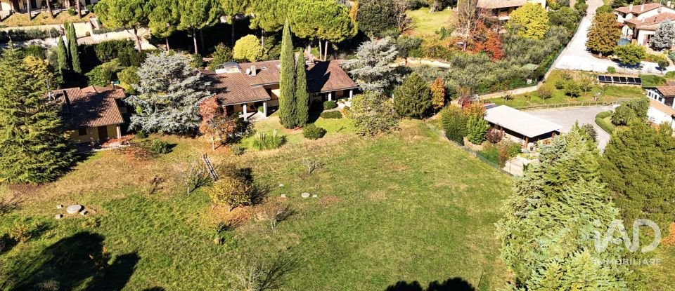 Villa Bifamiliare 12 locali di 375 m² in Perugia (06135)