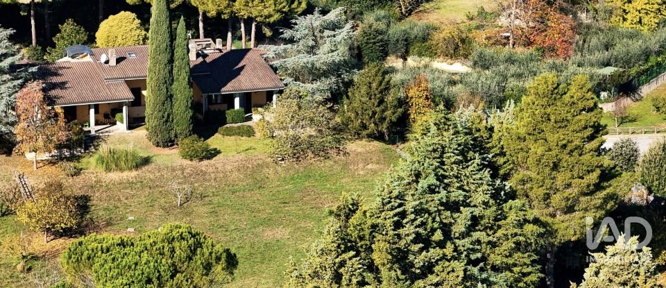 Villa Bifamiliare 12 locali di 375 m² in Perugia (06135)