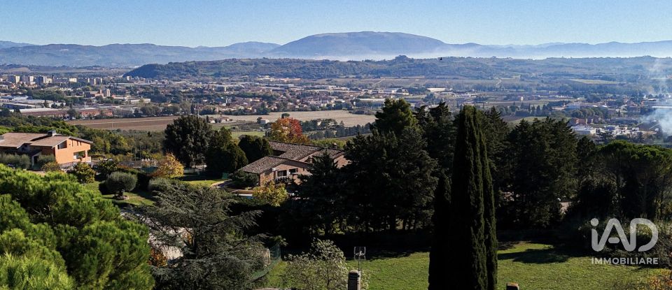 Villa Bifamiliare 12 locali di 375 m² in Perugia (06135)