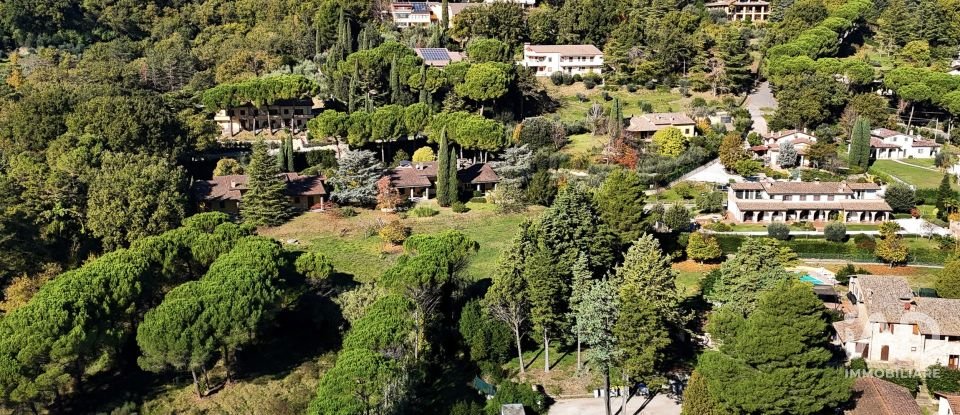 Villa Bifamiliare 12 locali di 375 m² in Perugia (06135)