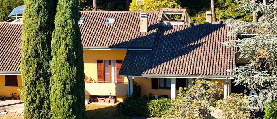 Villa Bifamiliare 12 locali di 375 m² in Perugia (06135)