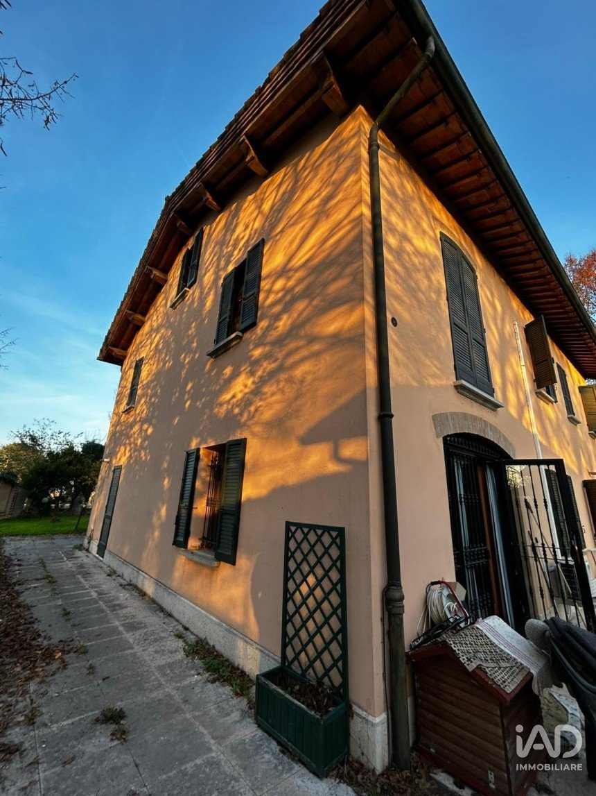 Casale 5 locali di 480 m² in Mirandola (41037)