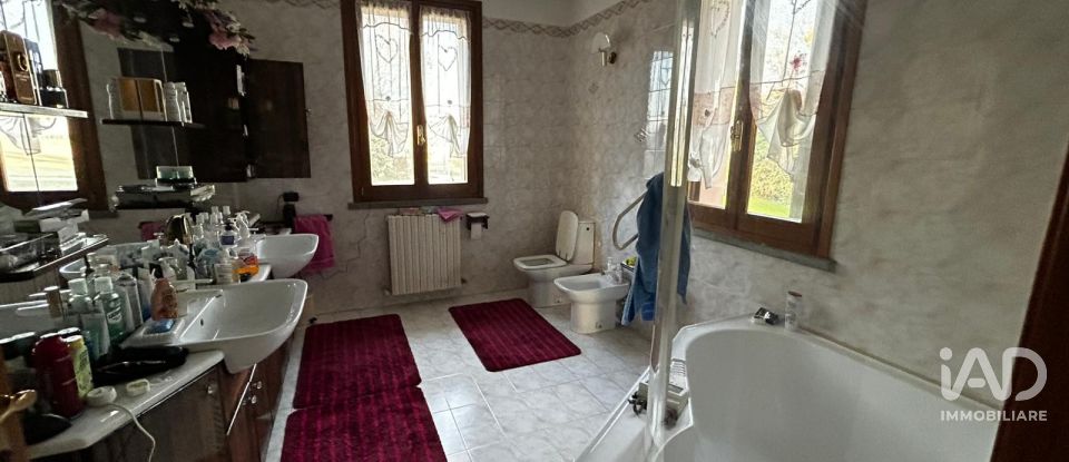 Casale 5 locali di 480 m² in Mirandola (41037)