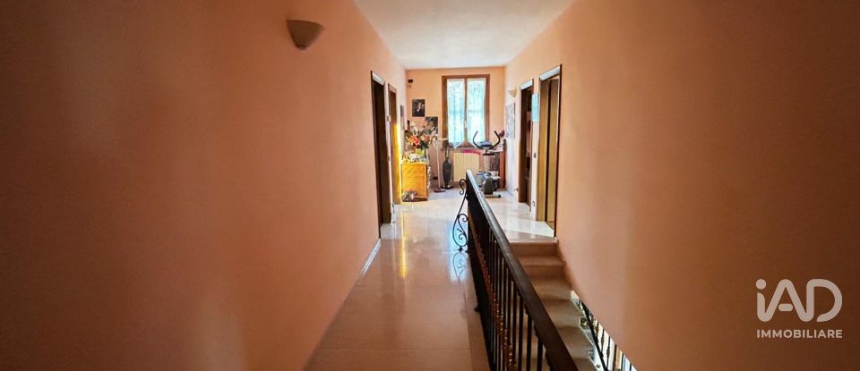 Casale 5 locali di 480 m² in Mirandola (41037)