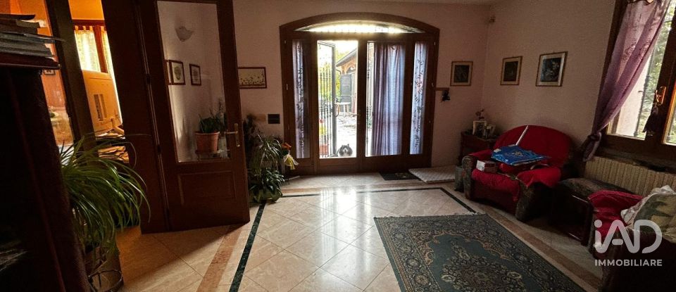 Casale 5 locali di 480 m² in Mirandola (41037)