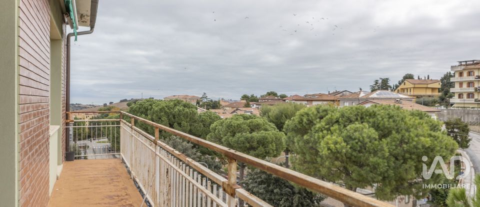 Appartamento 7 locali di 104 m² a Loreto (60025)